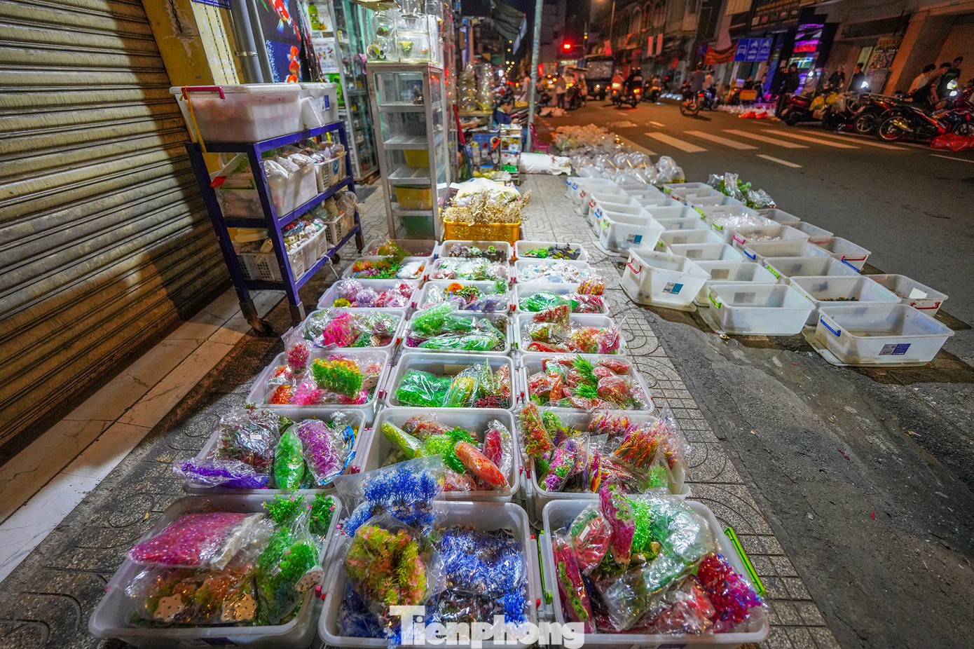 Ngoài bày bán các loại cá cảnh, như: bảy màu, blue tarzan, tiger, full gold, full red guppy, koi, la hán, beta, cá dĩa, ba đuôi…, tiểu thương còn bán trùn chỉ, bo bo, ba ba, rùa, ốc, rong, bèo, cua kiểng, cào cào, châu chấu, tép, nhái… cho đến các loại "thuỷ quái", đồ trang trí hồ cá bằng nhựa.