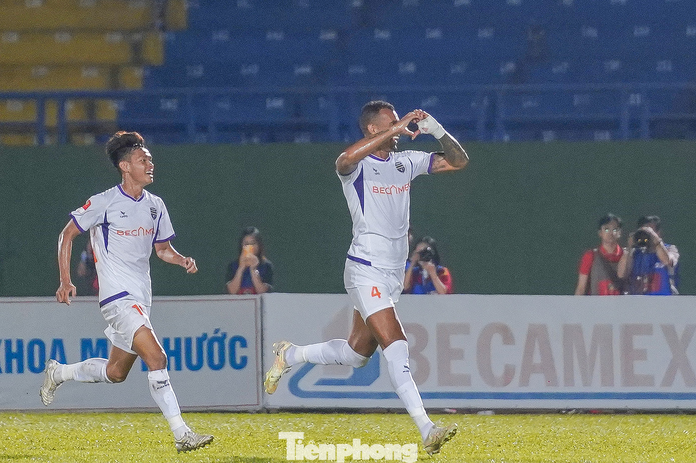 Đón bóng từ quả phạt góc của đồng đội, trung vệ Janclesio bật cao hơn tất cả đánh đầu tung lưới Quảng Nam phút 79.
