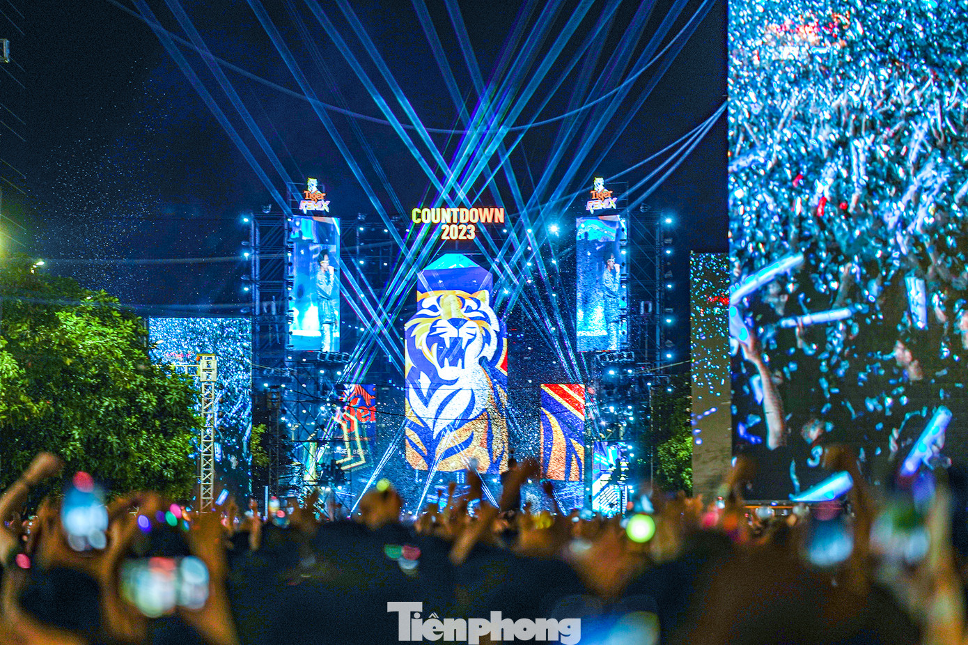 Countdown diễn ra từ 17h30 ngày 31/12/2022 đến 00h30 ngày 1/1/2023. Các khu vực xung quanh sân khấu chật kín, không còn một chỗ trống.