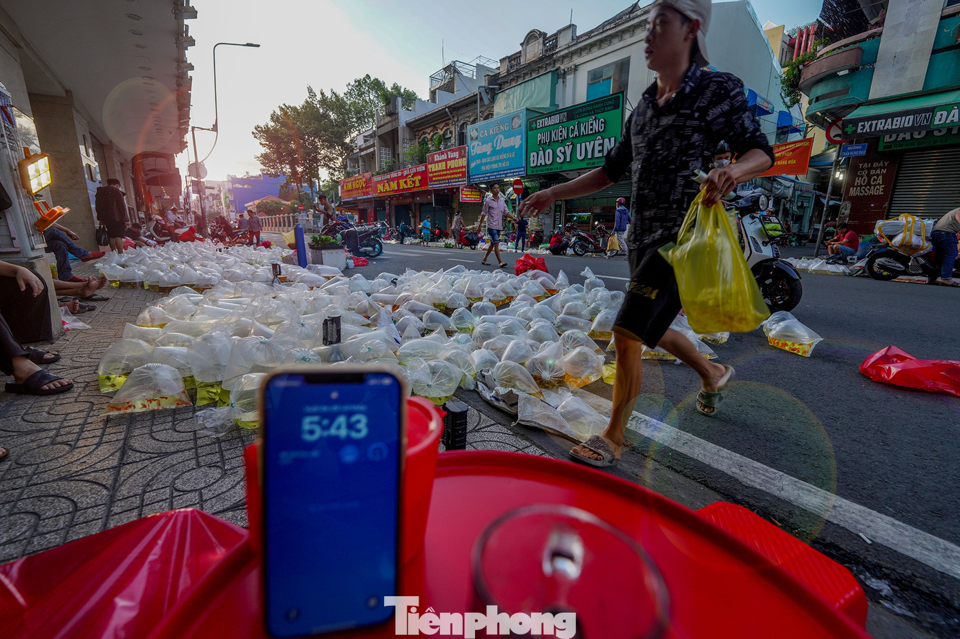 Khoảng 6g sáng, chợ thưa người dần. Các chủ hàng hối hả dọn để trả lại không gian lưu thông. Chợ cá cảnh "âm phủ" biến mất trong tích tắc.