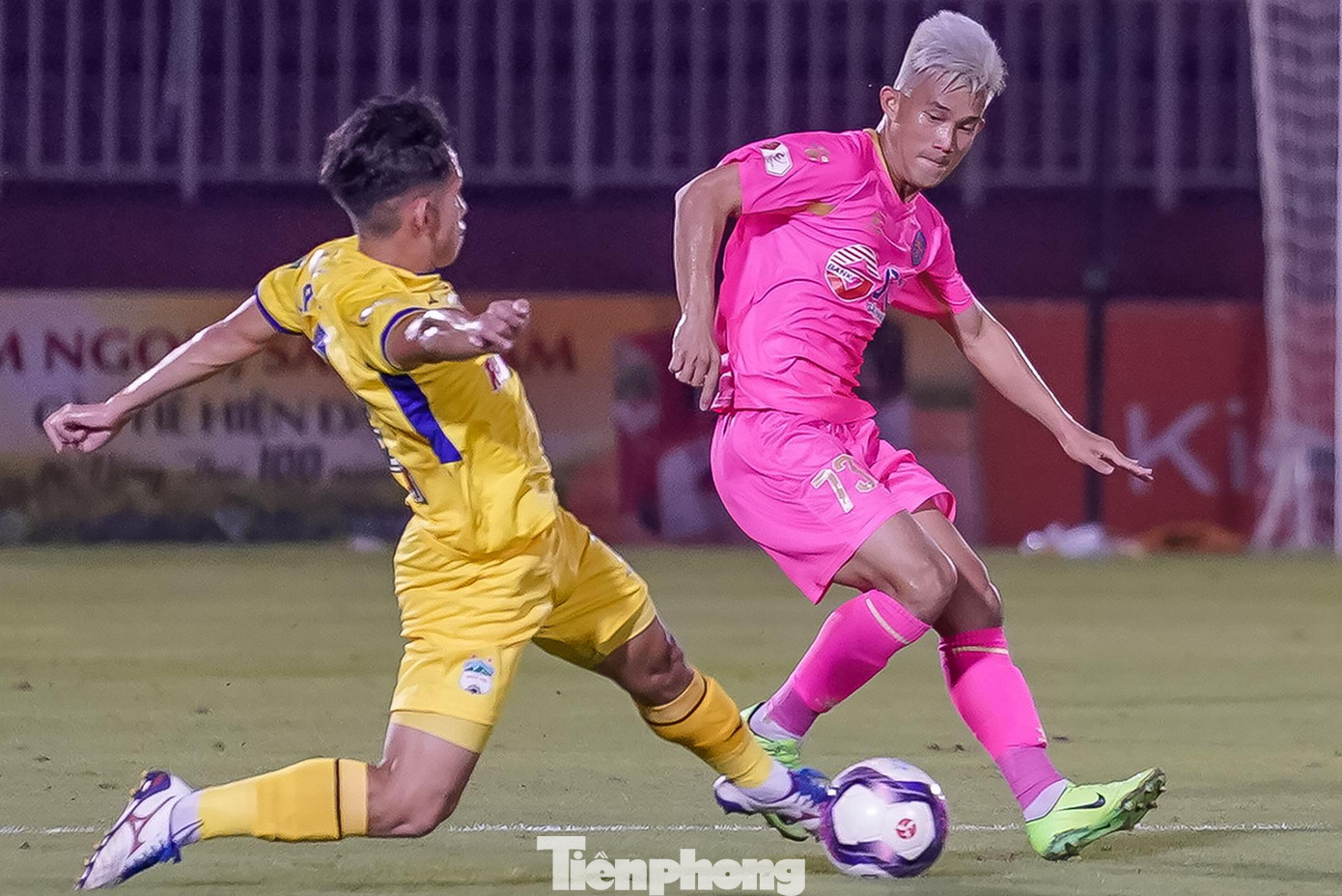 Choáng váng trước bàn thua nhiều bất ngờ, Sài Gòn FC cố gắng đẩy nhanh thế trận hòng tìm bàn cân bằng tỷ số, nhưng khi vẫn chưa tìm được đường vào khung thành của thủ môn Văn Lợi, đội chủ nhà đã nhận nhiều pha tấn công nguy hiểm của đội khách.