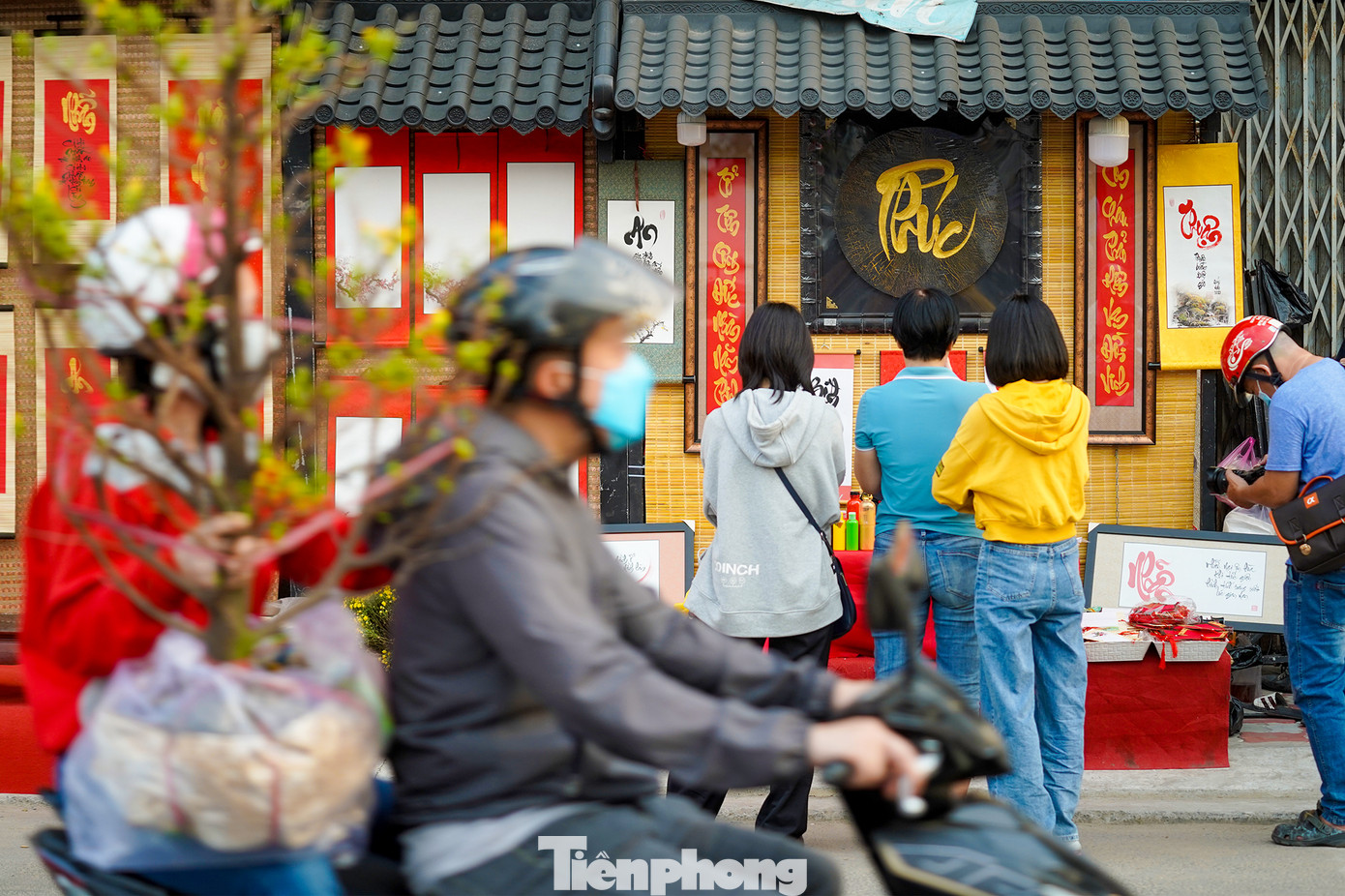 Một số người dân cũng tranh thủ xin chữ ông đồ kết hợp với việc đi mua hoa Tết.