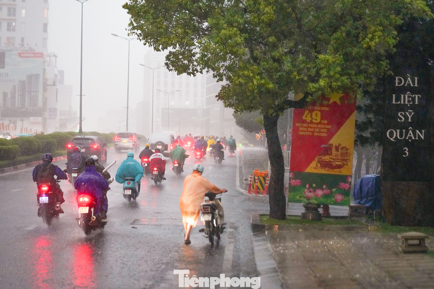 Quận 3 đón một cơn mưa &quot;tối trời tối đất&quot;