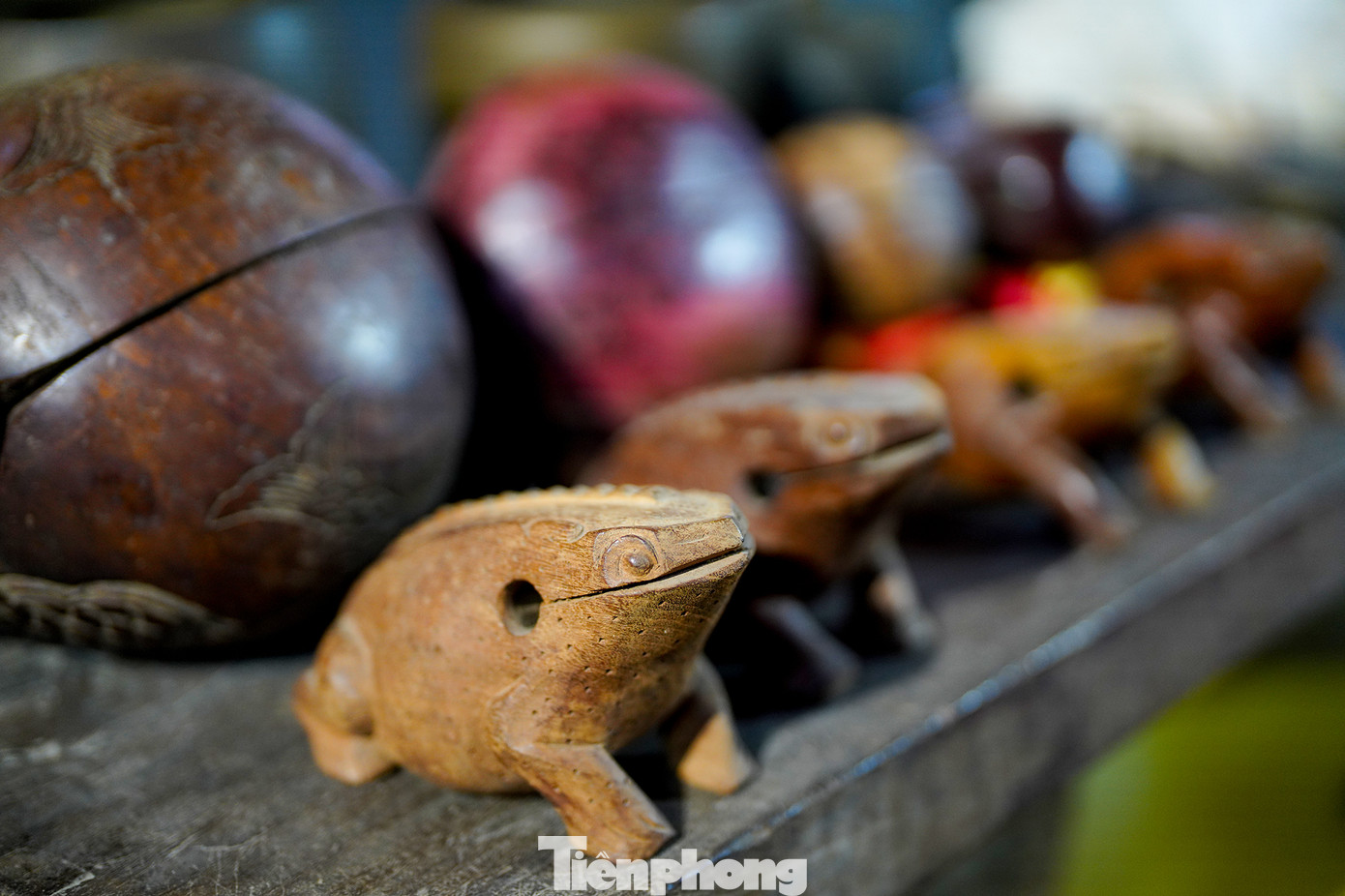 Những chiếc mõ hình con ếch. Phần gai sống lưng của các chú ếch có thể phát ra âm thanh khi cà dùi vào.