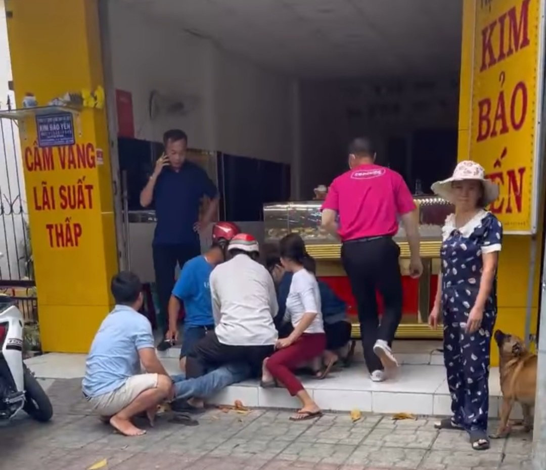 Người dân hỗ trợ chặn bắt đối tượng.