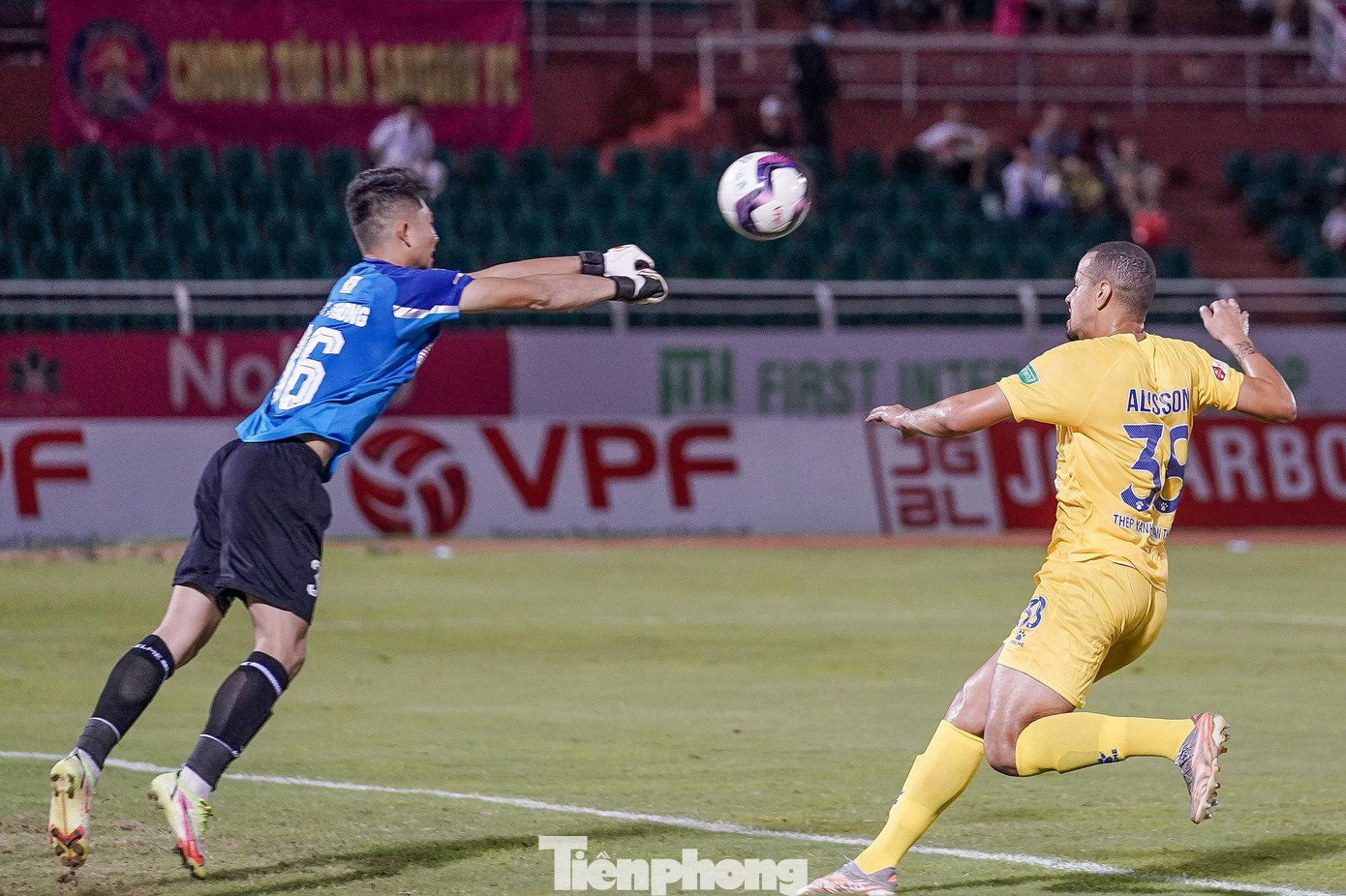 Với ý nghĩa quan trọng như thế, nên cả hai đội đều nhập cuộc khá thận trọng. Ngay phút thứ 4, Nam Định đã có cơ hội nguy hiểm đầu tiên, tiếc là cú sút phạt của Rodrigo vẫn không thắng được thủ môn Văn Phong bên phía Sài Gòn. Sau đó, đội khách thành Nam tiếp tục có thêm một cơ hội nguy hiểm, nhưng Rodrigo vẫn dứt điểm thiếu chuẩn xác.