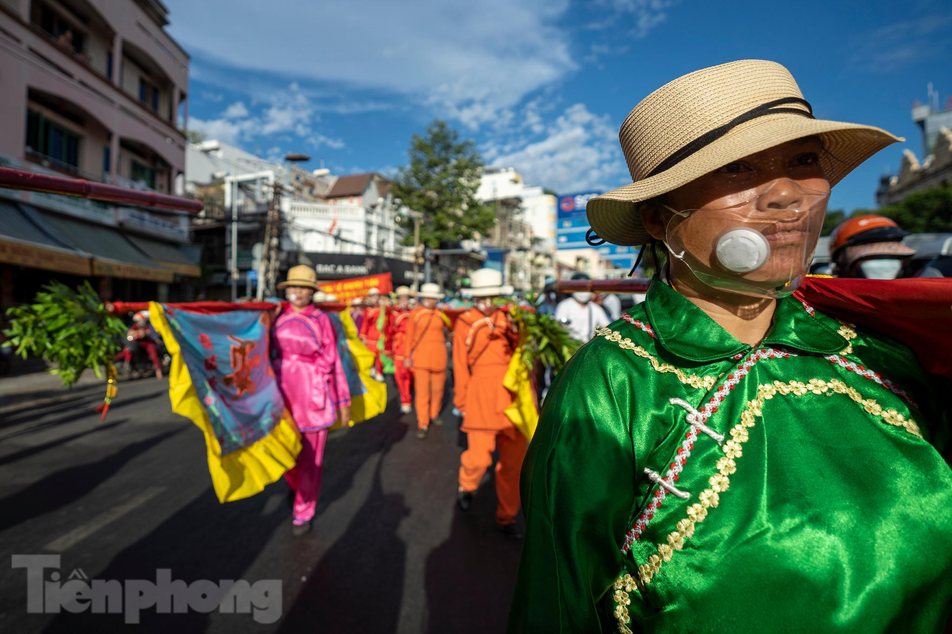 "Trưa nắng mà phải đeo khẩu trang nhựa thật sự khá là oi bức nhưng chúng tôi thấy vui và hạnh phúc khi năm nay được quay lại với lễ hội", một diễn viên chia sẻ. "Trưa nắng mà phải đeo khẩu trang nhựa thật sự khá là oi bức nhưng chúng tôi thấy vui và hạnh phúc khi năm nay được quay lại với lễ hội", một diễn viên chia sẻ.