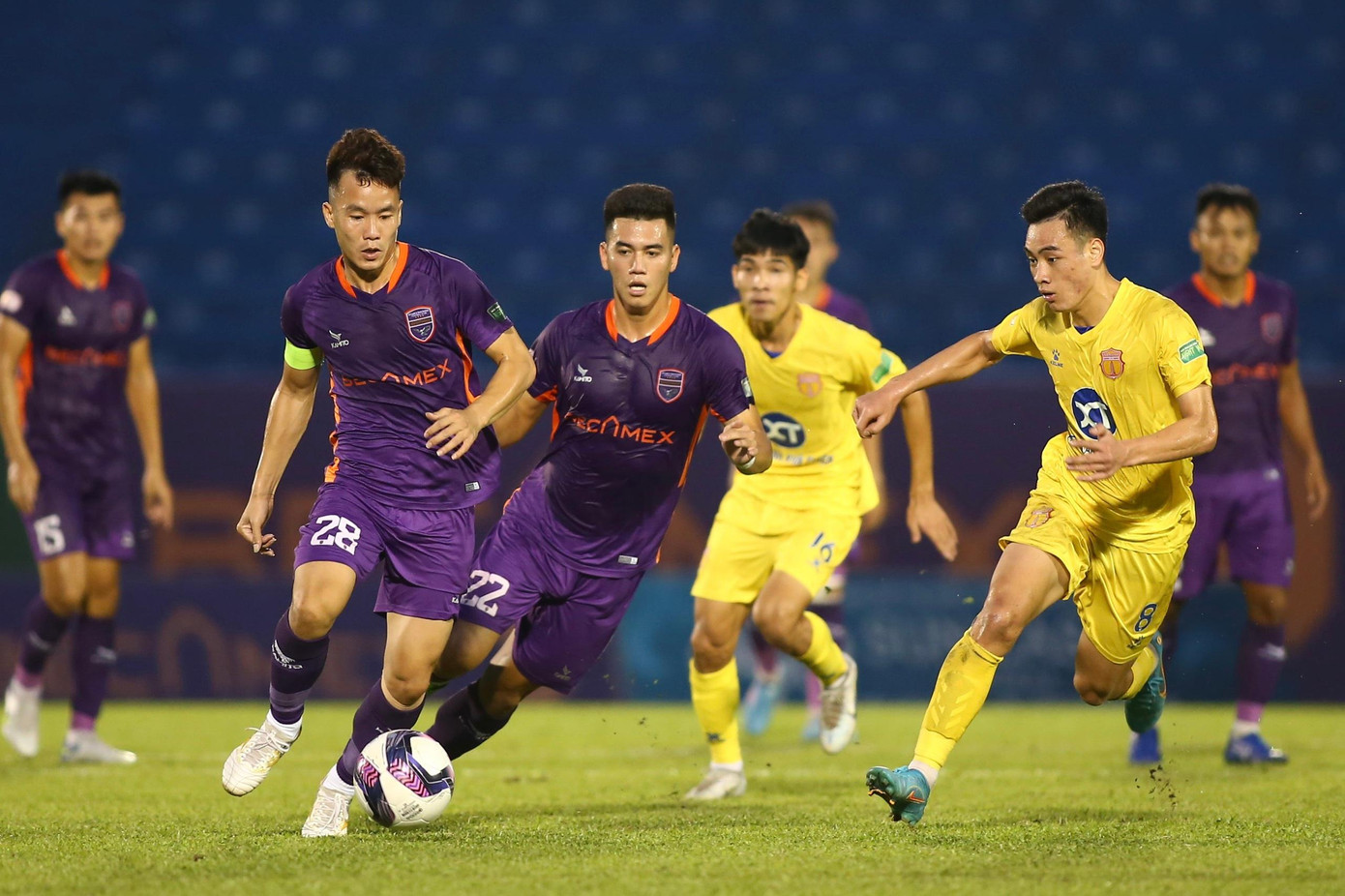 Bình Dương không có được phong độ tốt ở V-League năm nay. Sau 20 trận, đội chủ sân Gò Đậu mới giành được 24 điểm, xếp thứ 8 trên bảng xếp hạng. Nguy cơ xuống hạng vẫn còn với Tiến Linh và các đồng đội khi trước vòng 22 họ chỉ có nhiều hơn đội cuối bảng Hồng Lĩnh Hà Tĩnh 6 điểm nhưng đá nhiều hơn 1 trận.