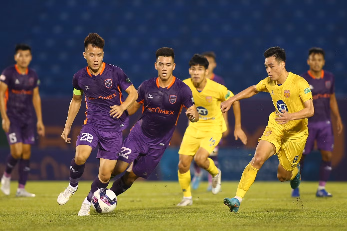 Bình Dương không có được phong độ tốt ở V-League năm nay. Sau 20 trận, đội chủ sân Gò Đậu mới giành được 24 điểm, xếp thứ 8 trên bảng xếp hạng. Nguy cơ xuống hạng vẫn còn với Tiến Linh và các đồng đội khi trước vòng 22 họ chỉ có nhiều hơn đội cuối bảng Hồng Lĩnh Hà Tĩnh 6 điểm nhưng đá nhiều hơn 1 trận.
