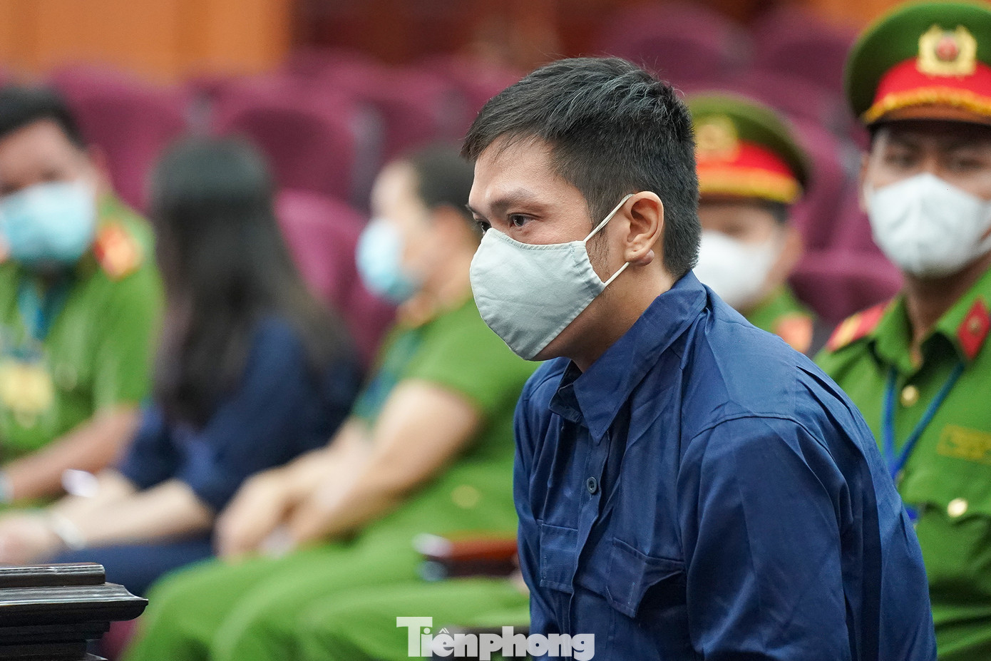 Nguyễn Kim Trung Thái trong khoảnh khắc ngước nhìn lên. Đơn kháng cáo của bị hại cho rằng, bị cáo Nguyễn Kim Trung Thái là cha đẻ, trực tiếp chăm sóc cho bé V.A (bị hại), Thái đã thống nhất ý chí thì mới cùng bị cáo Nguyễn Võ Quỳnh Trang sử dụng vũ lực bằng tay, chân và hung khí nguy hiểm đánh bé V.A. nếu bị cáo Thái không đồng ý thì Trang không có cơ hội bạo hành bé V.A đến tử vong. Do đó, phía bị hại cho rằng bị cáo Nguyễn Kim Trung Thái phạm tội và cũng phải bị xét xử về tội "Giết người". Nguyễn Kim Trung Thái trong khoảnh khắc ngước nhìn lên. Đơn kháng cáo của bị hại cho rằng, bị cáo Nguyễn Kim Trung Thái là cha đẻ, trực tiếp chăm sóc cho bé V.A (bị hại), Thái đã thống nhất ý chí thì mới cùng bị cáo Nguyễn Võ Quỳnh Trang sử dụng vũ lực bằng tay, chân và hung khí nguy hiểm đánh bé V.A. nếu bị cáo Thái không đồng ý thì Trang không có cơ hội bạo hành bé V.A đến tử vong. Do đó, phía bị hại cho rằng bị cáo Nguyễn Kim Trung Thái phạm tội và cũng phải bị xét xử về tội "Giết người".