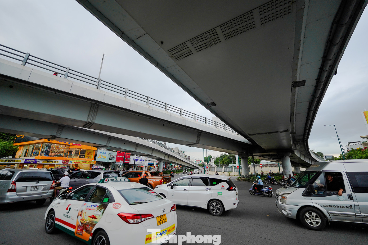 Dự án xây dựng cầu vượt nút giao thông Nguyễn Kiệm - Nguyễn Thái Sơn - Phạm Văn Đồng - Hoàng Minh Giám là cầu vượt bằng thép có dạng hình chữ N với 3 nhánh.