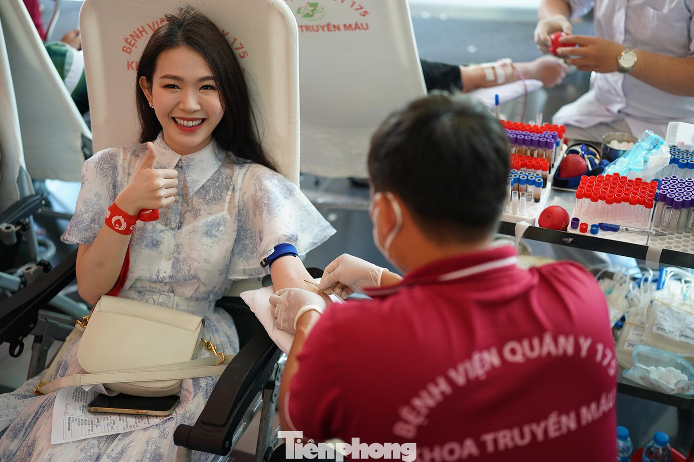 Tuy lần đầu tiên hiến máu nhưng người đẹp khá tự tin. Bước ra khỏi cuộc thi Hoa hậu Việt Nam 2020, Đậu Hải Minh Anh là một trong những cô gái để lại nhiều ấn tượng với vẻ đẹp dịu dàng. Minh Anh tự tin giao tiếp thành thạo tiếng Anh và tiếng Pháp. Sau cuộc thi, cô có thêm nhiều fan hâm mộ.