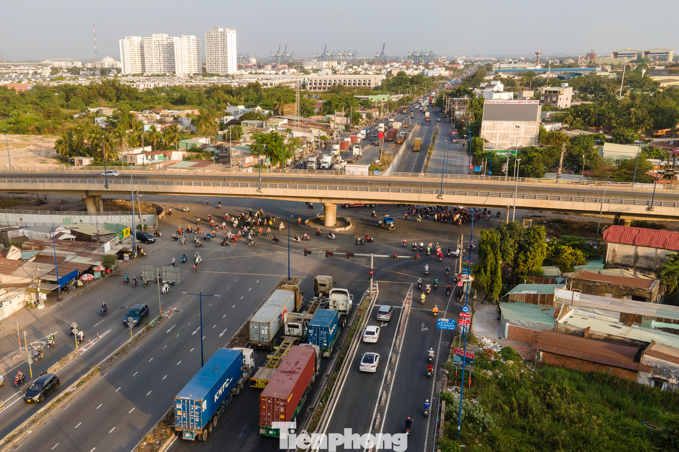 Xe tải, xe máy, xe container... đều chạy chung làn đường hỗn hợp, chưa có làn riêng cho xe hai bánh. Vòng xuyến tại đây rộng, lưu lượng lớn nhưng đèn giao thông khó thấy, nhất là vào đêm tối hay khi mưa gió.