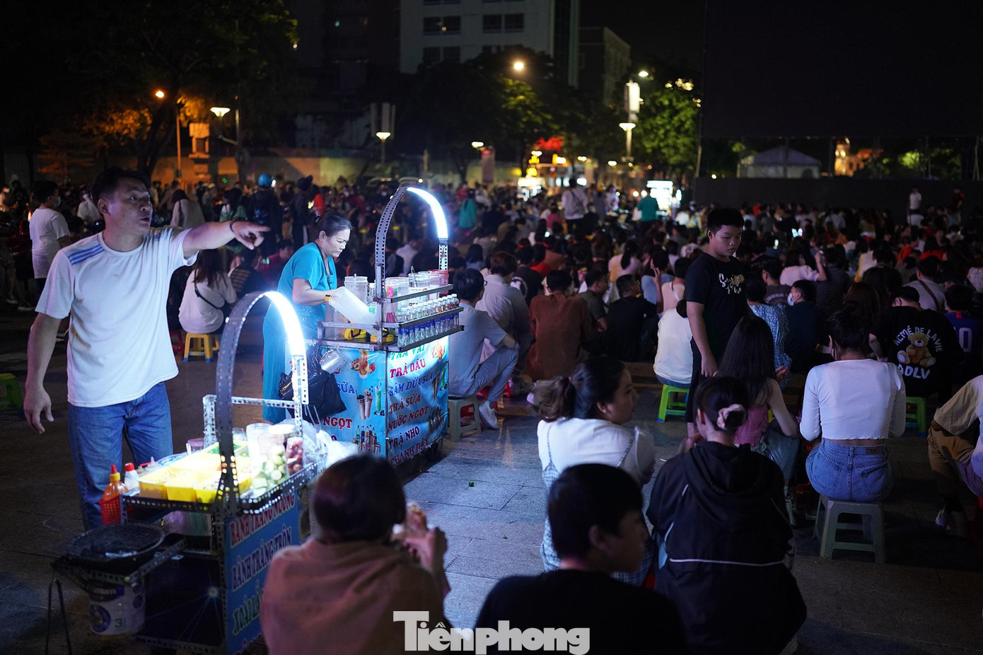 Cánh bán hàng rong hơn 23h vẫn tổ chức bán hàng và luôn miệng nói có tổ chức trực tiếp bóng đá. Nhiều người ngồi xuống gọi nước rồi mới vỡ lẽ. Tình trạng buôn bán hàng rong trong phố đi bộ Nguyễn Huệ diễn ra rất phức tạp, nhiều du khách phản ánh tình trạng chặt chém với giá nước cắt cổ. Có thời điểm, du khách phải mất gần 100.000 đồng chỉ mới mua được một ly trà tắc và một cái bánh tráng nướng.