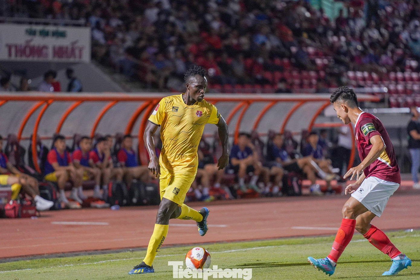 Tuy phải làm khách, CLB Hải Phòng vẫn thi đấu trên chân hơn so với CLB TPHCM nhờ lực lượng đồng đều. Các học trò HLV Chu Đình Nghiêm tổ chức các pha bóng có nét và dứt điểm khá chuẩn xác của hàng công.