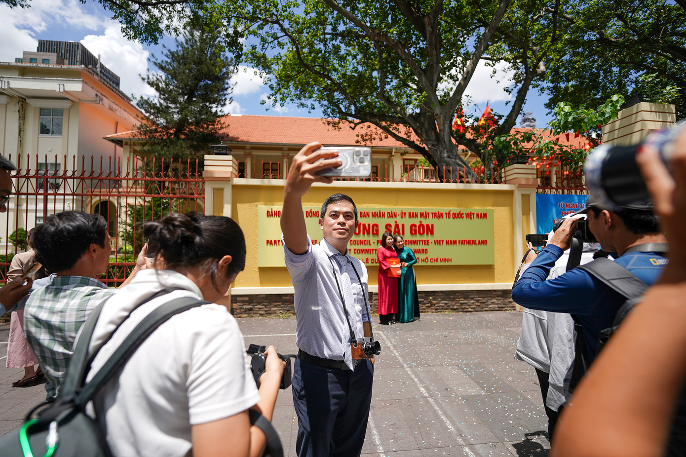 ... và check-in bên bảng tên phường Sài Gòn.