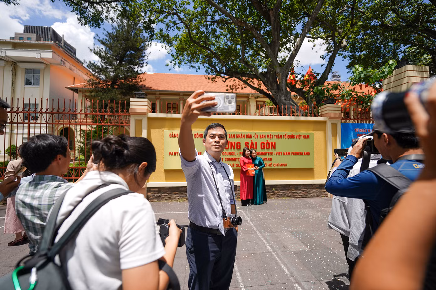 ... và check-in bên bảng tên phường Sài Gòn.