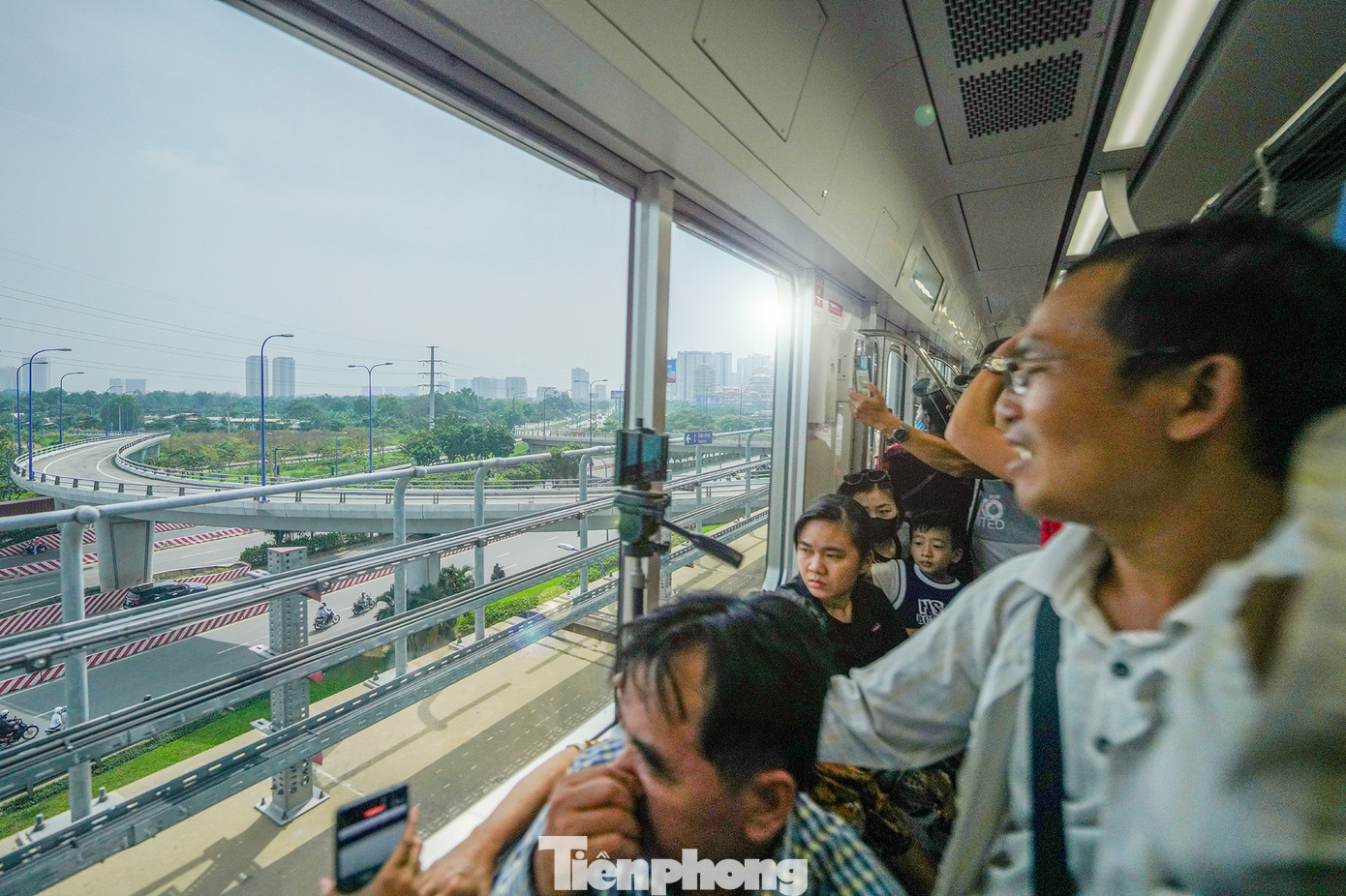 Từng địa điểm tuyến Metro số 1 đi qua đều mang lại cho người dân sự phấn khích khi được ngắm nhìn thành phố từ một công trình thế kỷ. TPHCM đang tiếp tục đầu tư xây dựng các tuyến Metro khác, nhằm hình thành một mạng lưới giao thông công cộng hiện đại, đáp ứng nhu cầu đi lại ngày càng tăng của người dân. Trong tương lai không xa, hệ thống Metro sẽ phủ khắp thành phố, góp phần tạo nên một thành phố thông minh, hiện đại và bền vững.