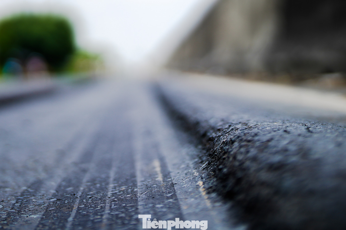 Nhiều phương tiện lưu thông qua tuyến đường tránh TP Tân An gặp nhiều khó khăn, nhất là xe máy mỗi khi rẽ trái vào quốc lộ 62 để đi thị xã Kiến Tường vì rất dễ bị té ngã. Trong ảnh, có thể thấy rõ vết lún lõm xuống khoảng 5cm, gây nguy hiểm cho xe máy nếu người điều khiển không để ý.