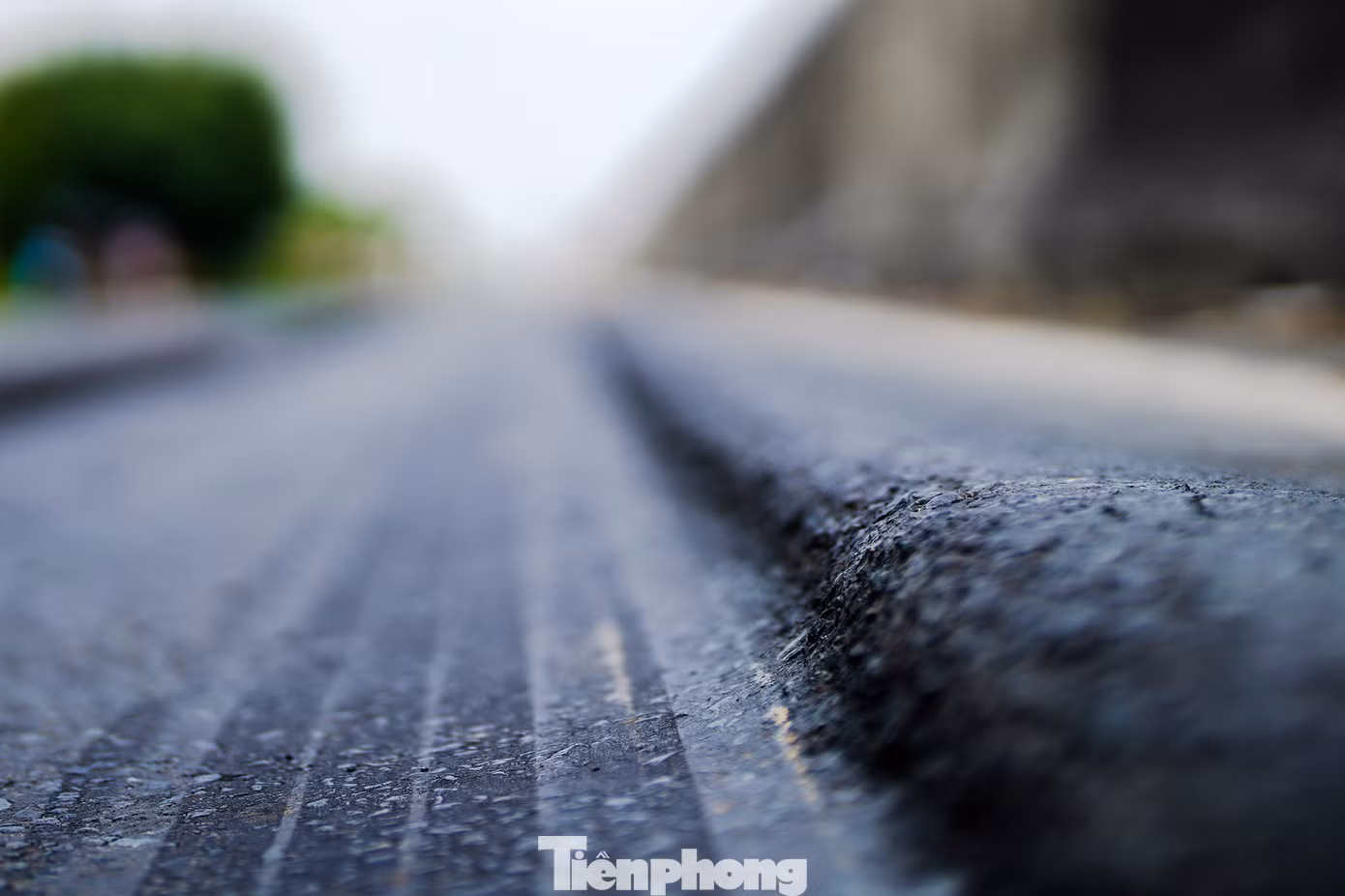 Nhiều phương tiện lưu thông qua tuyến đường tránh TP Tân An gặp nhiều khó khăn, nhất là xe máy mỗi khi rẽ trái vào quốc lộ 62 để đi thị xã Kiến Tường vì rất dễ bị té ngã. Trong ảnh, có thể thấy rõ vết lún lõm xuống khoảng 5cm, gây nguy hiểm cho xe máy nếu người điều khiển không để ý.
