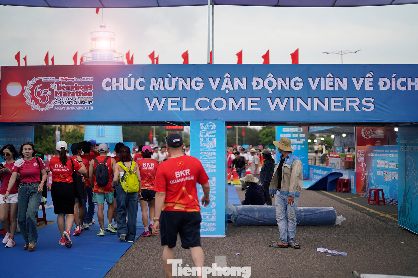 Nhiều câu lạc bộ chạy bộ trên khắp cả nước đổ về Phú Yên, mang trên mình nhiều sắc màu ấn tượng.