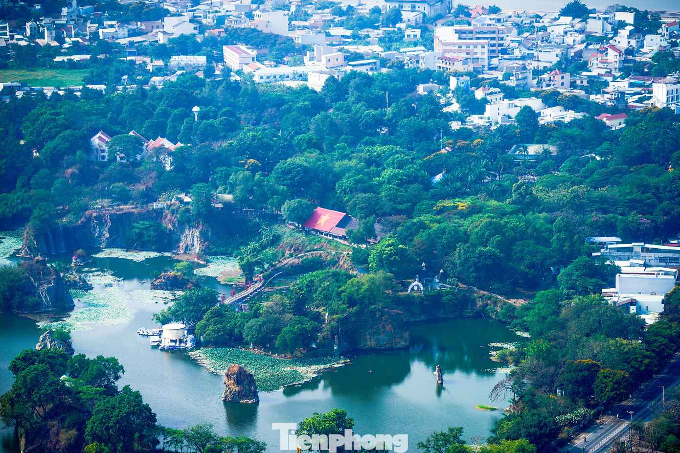 Khu du lịch Bửu Long (TP. Biên Hoà, Đồng Nai) nổi bật với lá cờ Tổ quốc trên nóc nhà khu văn phòng.