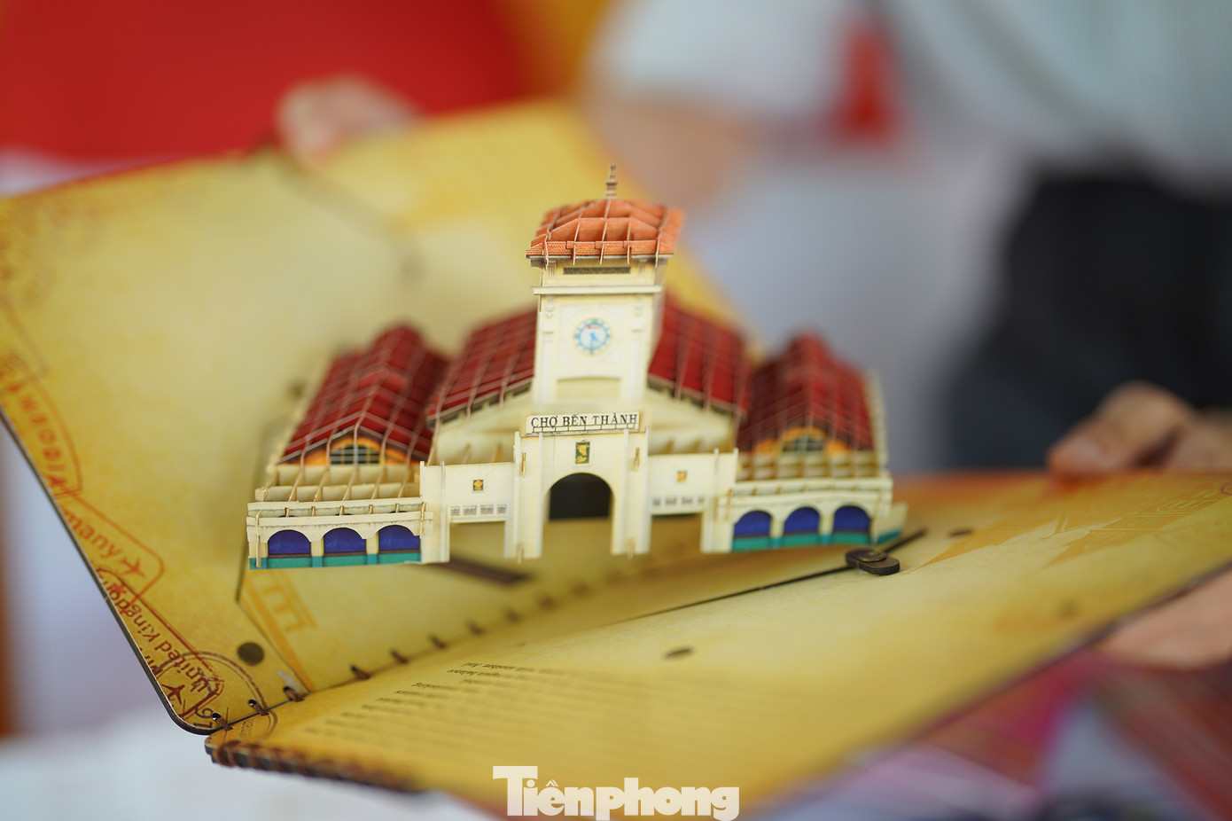 Không gian quảng bá du lịch Thành phố gây ấn tượng bởi những sản phẩm làm bằng tay từ chất liệu giấy.