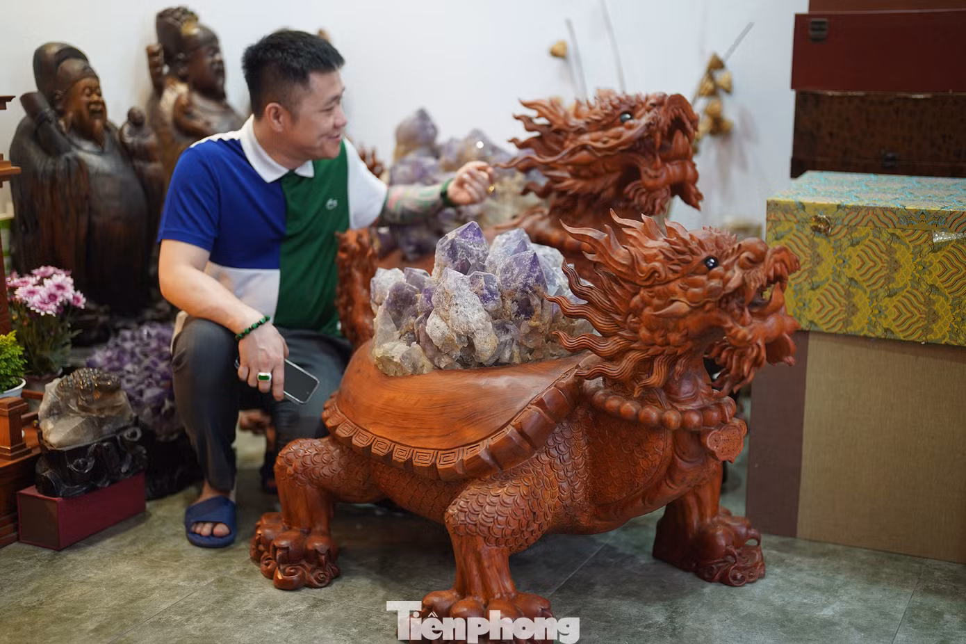 Anh Khoa cho biết, gần 10 năm sưu tập, anh sở hữu hàng ngàn tác phẩm, sản phẩm từ đá quý các loại.