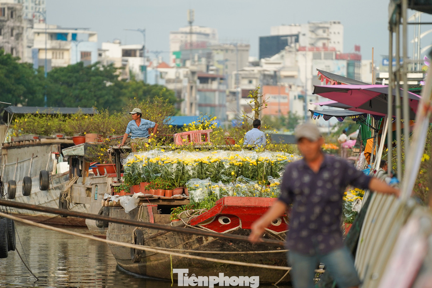 Ghe neo bên dưới kênh Tàu Hủ chờ châm hàng lên bờ.