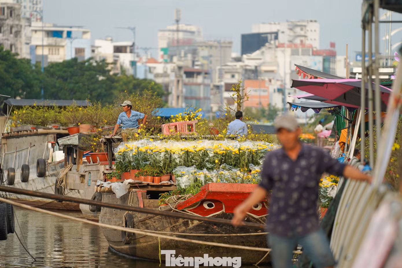 Ghe neo bên dưới kênh Tàu Hủ chờ châm hàng lên bờ.