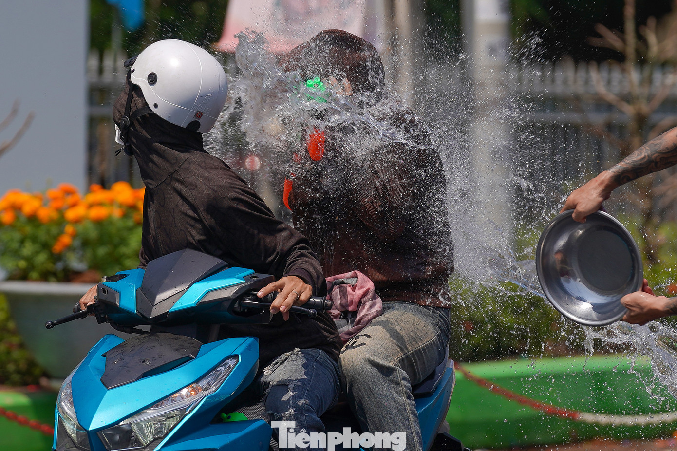 Một số người đi đường gặp vạ lây khi bị tạt nước như đối với những người hóa trang thành ma quỷ.