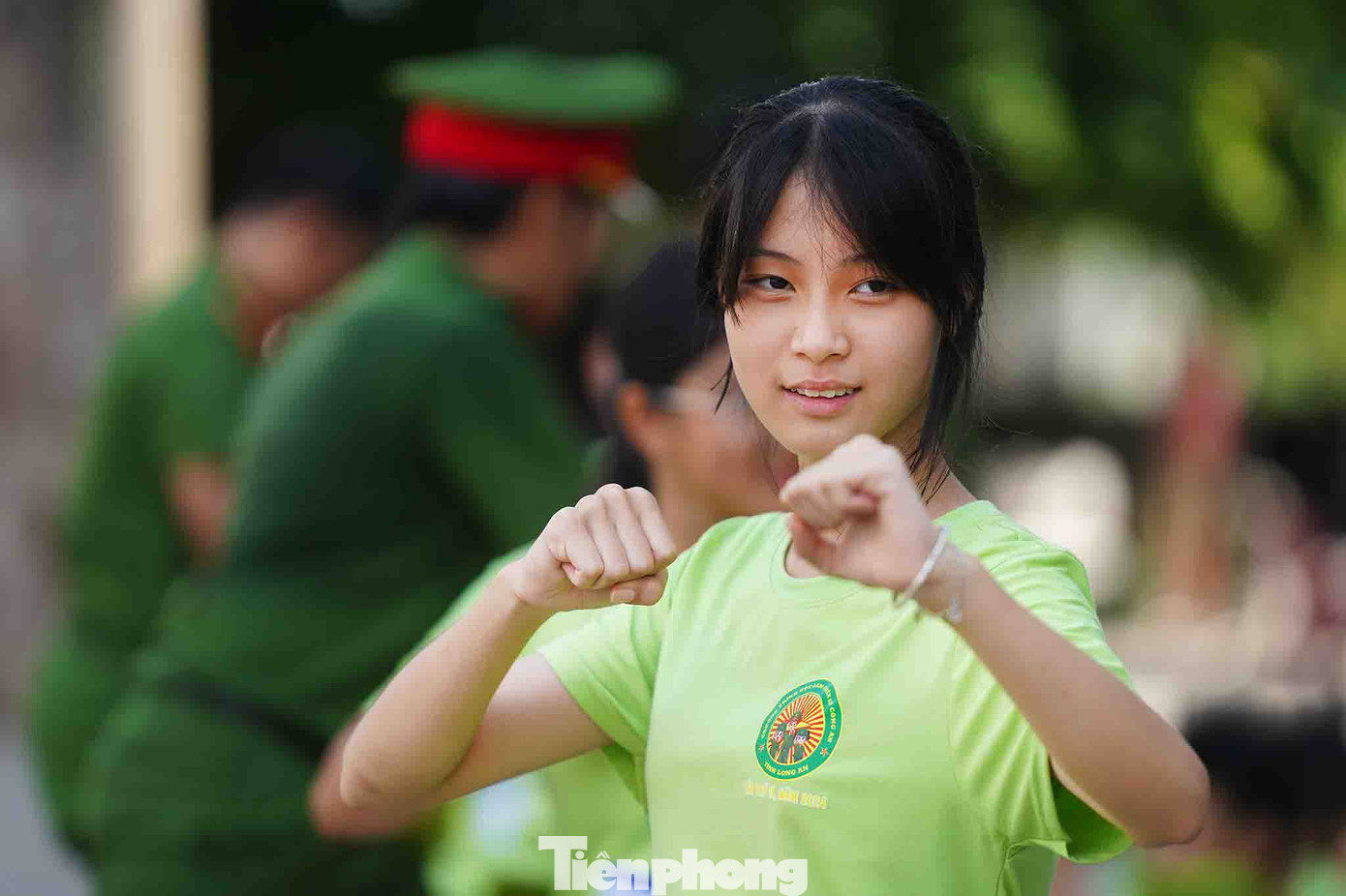 "Bản thân em rất ấn tượng với hình ảnh chiến sĩ, bộ đội múa võ. Nay được tham gia tập luyện các đòn thế cơ bản thôi nhưng em cũng cảm thấy rất phấn khích và cảm phục sự khổ luyện, hy sinh của các chú chiến sĩ", bạn Tống Ngọc Châu, lớp 6/7, trường PTTH Lý Tự Trọng (TP Tân An) chia sẻ.