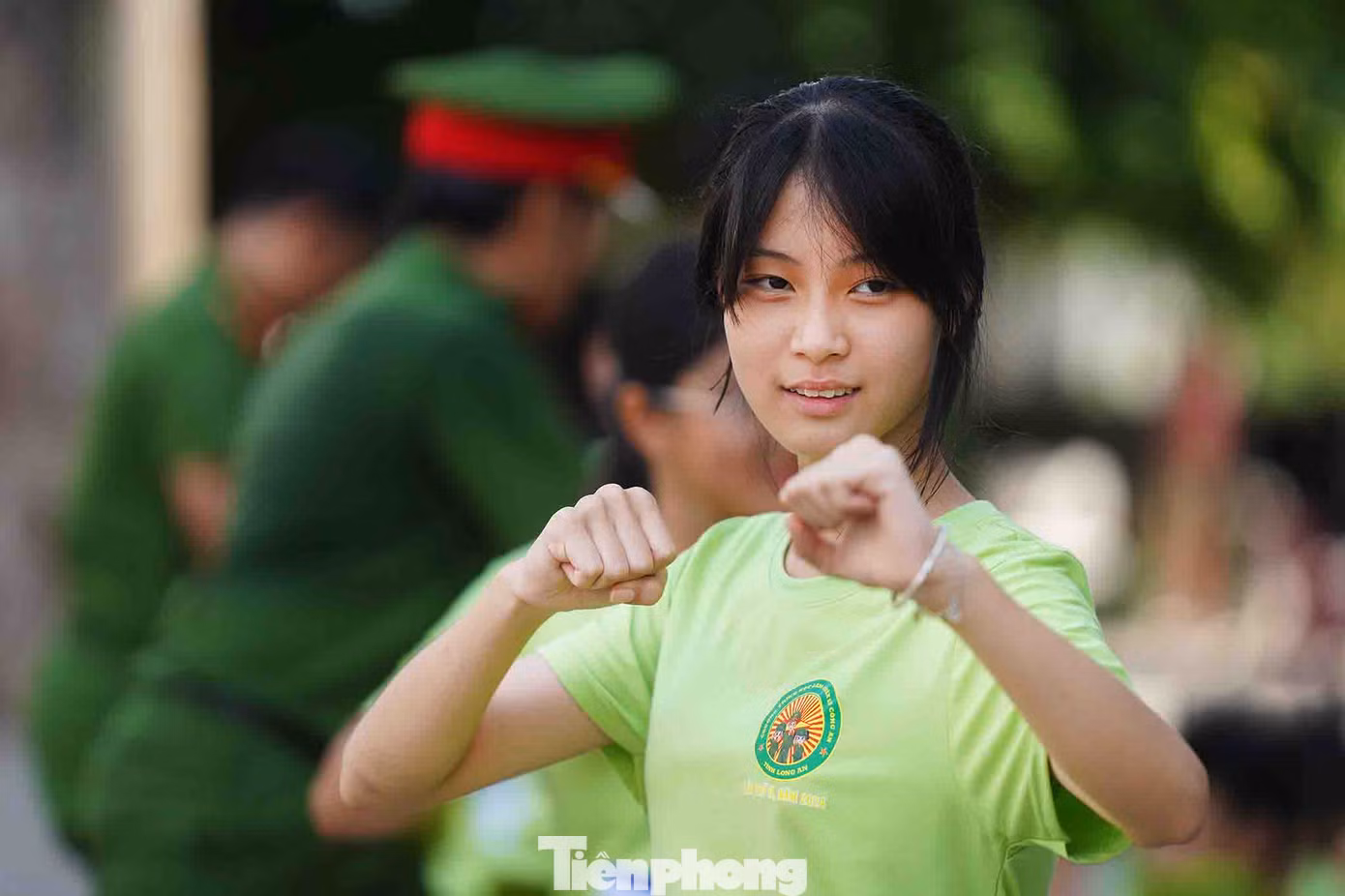 "Bản thân em rất ấn tượng với hình ảnh chiến sĩ, bộ đội múa võ. Nay được tham gia tập luyện các đòn thế cơ bản thôi nhưng em cũng cảm thấy rất phấn khích và cảm phục sự khổ luyện, hy sinh của các chú chiến sĩ", bạn Tống Ngọc Châu, lớp 6/7, trường PTTH Lý Tự Trọng (TP Tân An) chia sẻ.