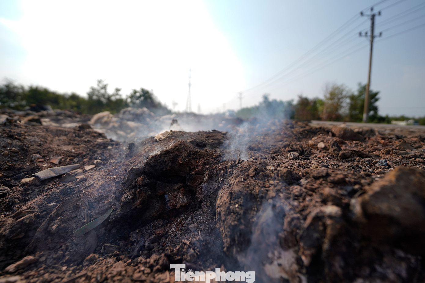 Nhiều nơi, khói vẫn bốc lên âm ỉ sau các đợt đốt dọn rác.