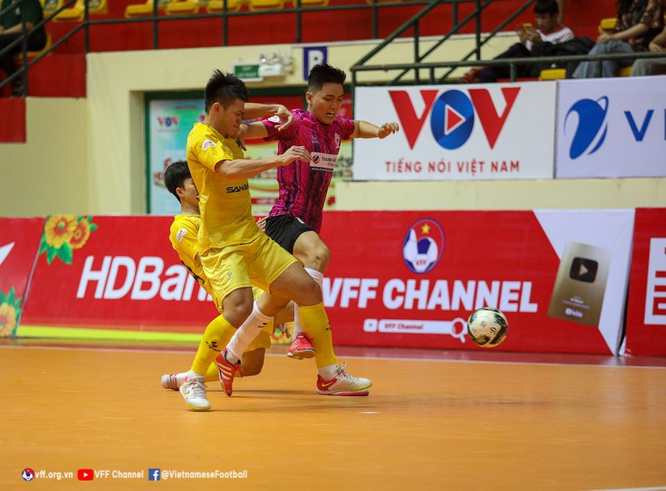 Giải lần đầu chuyển sang mô hình thi đấu sân khách - sân nhà, cho phép mỗi CLB đăng ký 1 ngoại binh và 1 cầu thủ gốc Việt (Việt kiều) thi đấu.