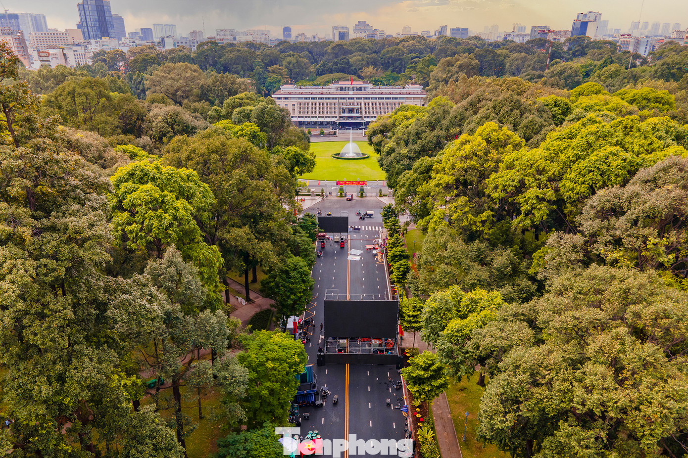 Màn hình led được lắp đặt theo tỉ lệ 12m ngang, 7m chiều cao. Màn hình led được lắp đặt theo tỉ lệ 12m ngang, 7m chiều cao.