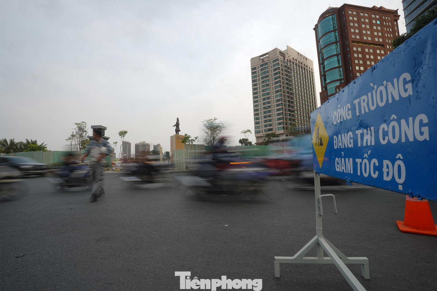 Chiều 8/3, đội thi công điện đang thi công cấp điện chiếu sáng cho tượng đài phía đầu đường Hai Bà Trưng. Chiều 8/3, đội thi công điện đang thi công cấp điện chiếu sáng cho tượng đài phía đầu đường Hai Bà Trưng.