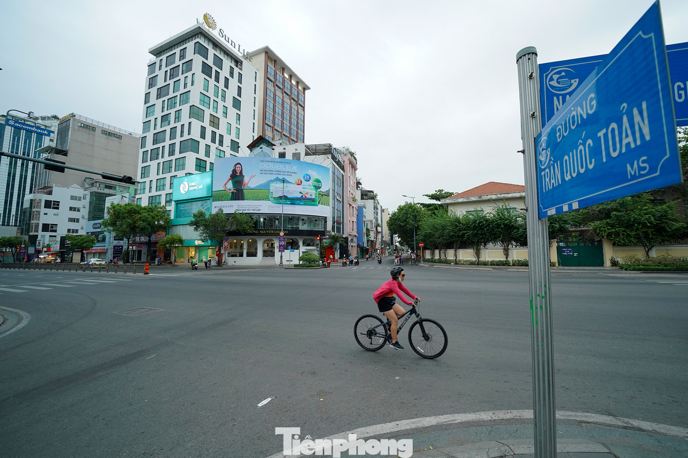 Điểm giao Nam Kỳ Khởi Nghĩa - Trần Quốc Toản chỉ lác đác vài người đạp xe tập thể dục.