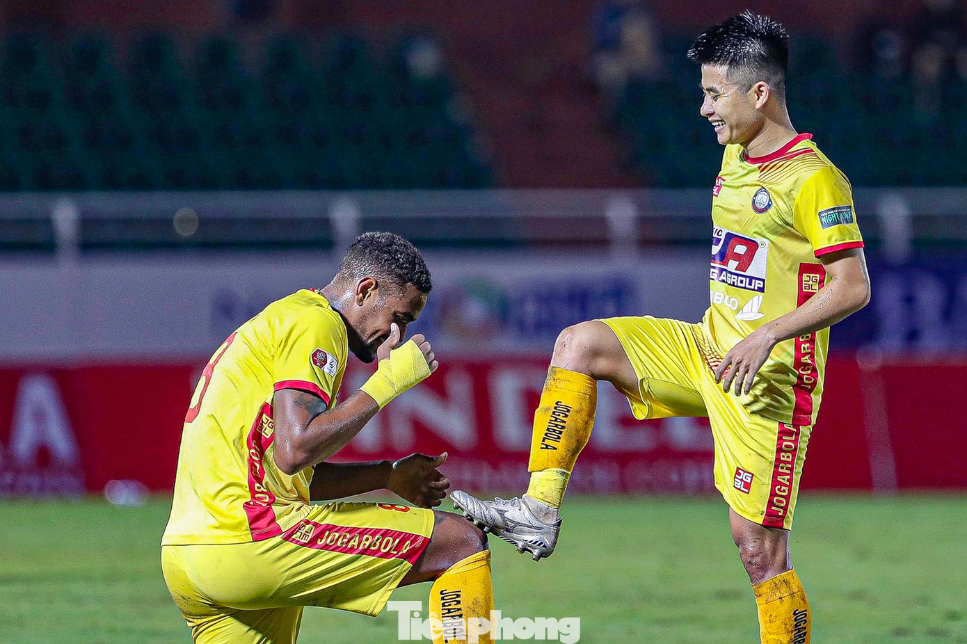 Với chiến thắng này, CLB Thanh Hóa có 24 điểm sau 16 trận, hơn HAGL 2 điểm và chiếm lấy vị trí thứ 5 của đội bóng phố núi. Với chiến thắng này, CLB Thanh Hóa có 24 điểm sau 16 trận, hơn HAGL 2 điểm và chiếm lấy vị trí thứ 5 của đội bóng phố núi.