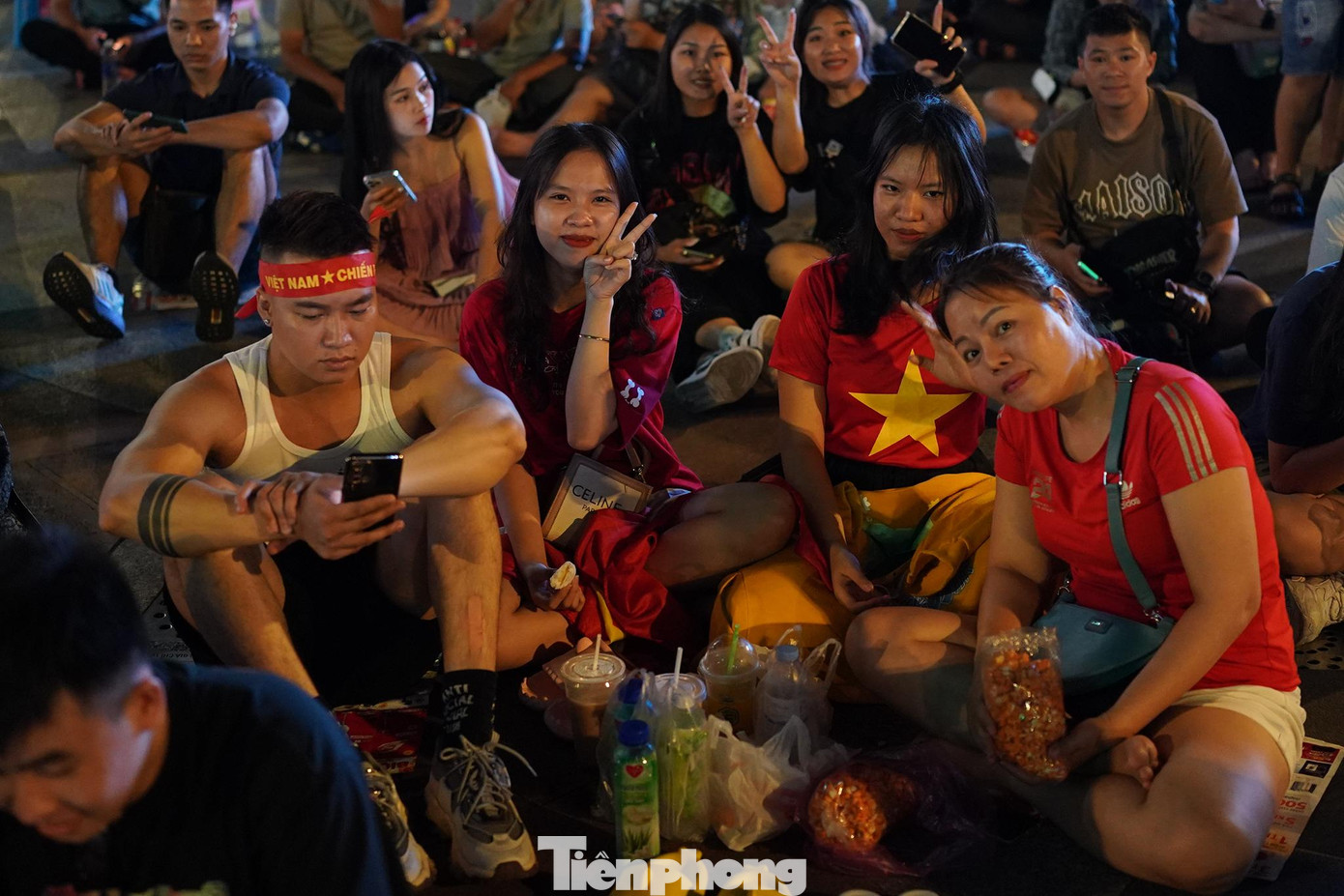 Chị Mai Ngọc lan (ngụ quận Gò Vấp) ra đây từ chiều giữ chỗ cũng khá bức xúc vì đội bán hàng rong nói có trực tiếp bóng đá. &quot;Chỉ bấy nhiêu nước và đồ ăn thôi mà tôi mua hơn hai trăm ngàn, mấy người bán hàng rong nói ráng đợi đi, sẽ có trực tiếp&quot;, chị Lan nói.