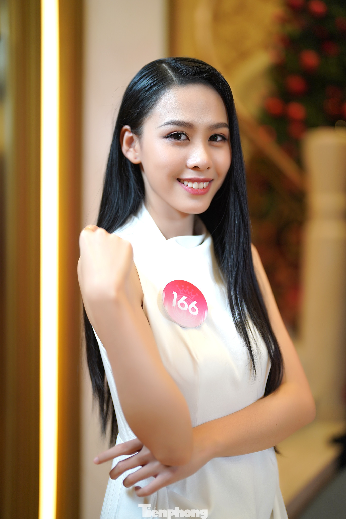 Xuất hiện tại vòng sơ khảo Hoa hậu Việt Nam 2022 khu vực phía Nam Hoa hậu Việt Nam, Lê Nguyễn Ngọc Hằng tạo dấu ấn với gương mặt sáng, nụ cười tươi. Cô diện trang phục trắng thanh lịch, nổi bật giữa dàn thí sinh.