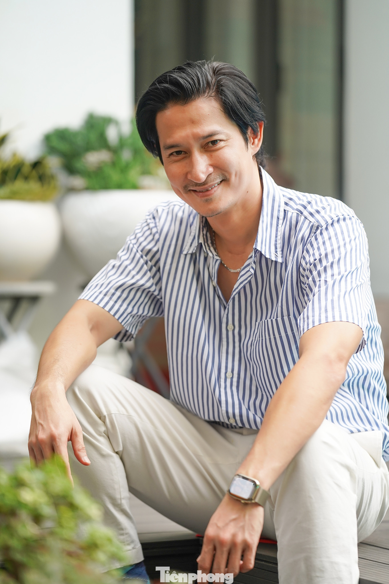 Trong cuộc gặp với Tiền Phong, Huy Khánh xuất hiện với ngoại hình bảnh bao, khác với hình tượng gã sở khanh, cưỡng bức vợ bạn thân.