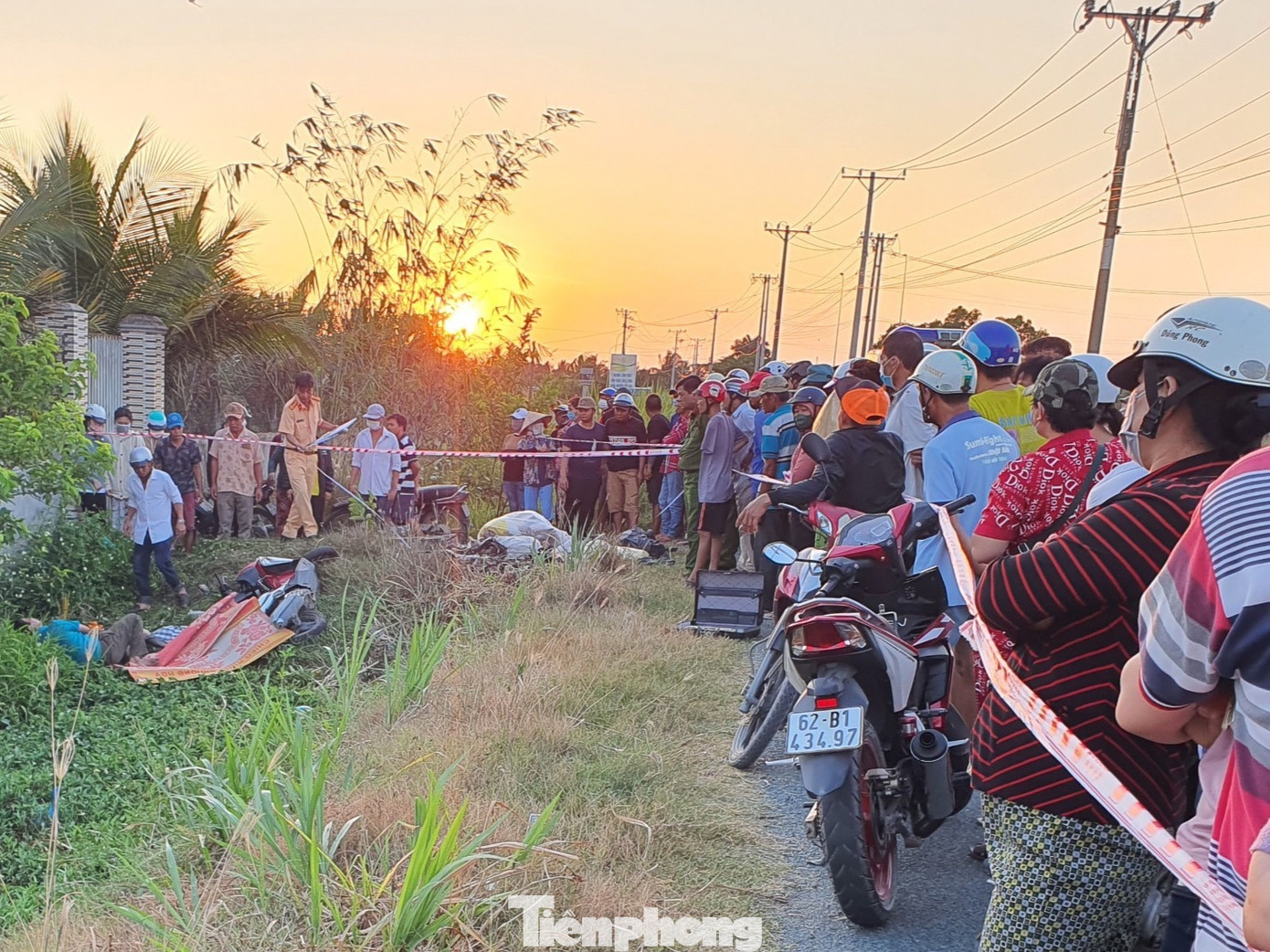 Người dân tập trung theo dõi vụ việc. Người dân tập trung theo dõi vụ việc.