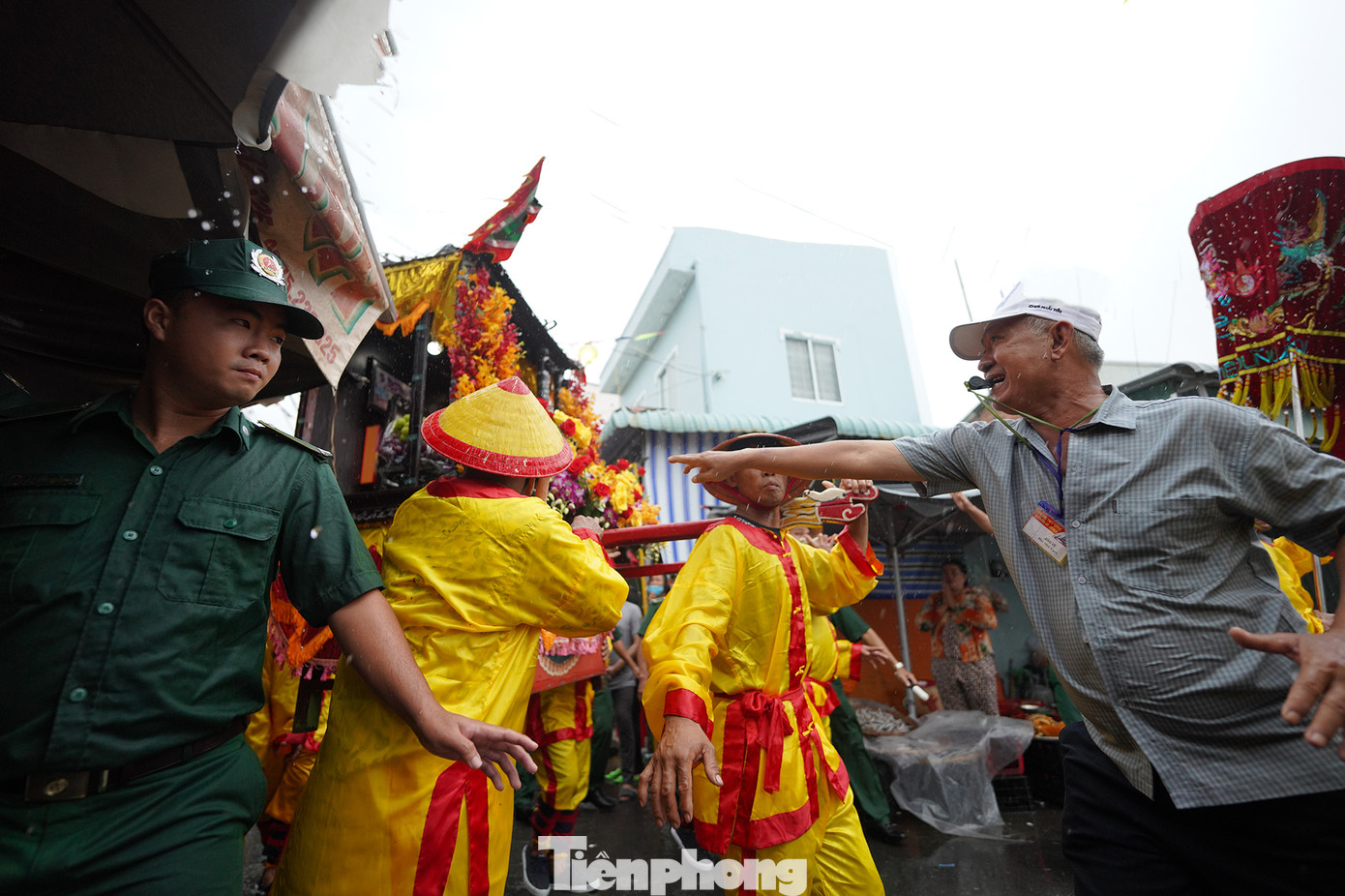 Đoàn rước quay về trong cơn mưa lớn nặng hạt.