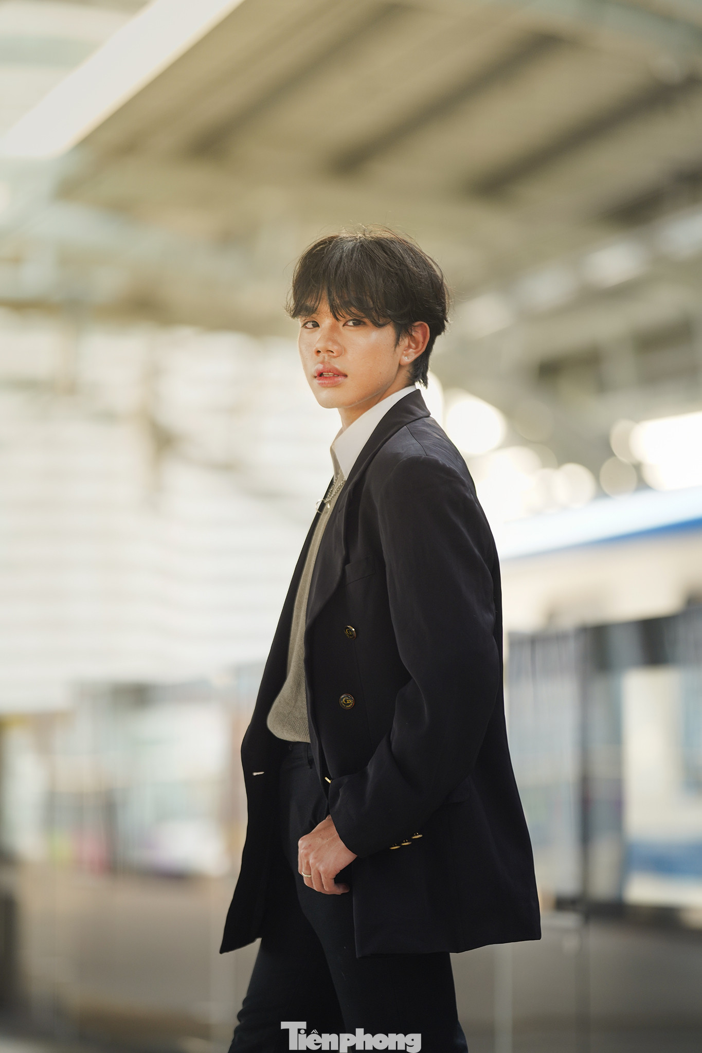 Bạn Võ Trần Thuận (ngụ xã Vĩnh Lộc B, huyện Bình Chánh) chụp ảnh tại ga Văn Thánh chia sẻ: "Bình thường em hay vác máy đi chụp các bạn. Vì thấy cảnh ở đây vào buổi chiều khá đẹp nên hôm nay em "lên đồ" và nhờ các bạn trong nhóm chụp giúp mấy tấm ảnh".