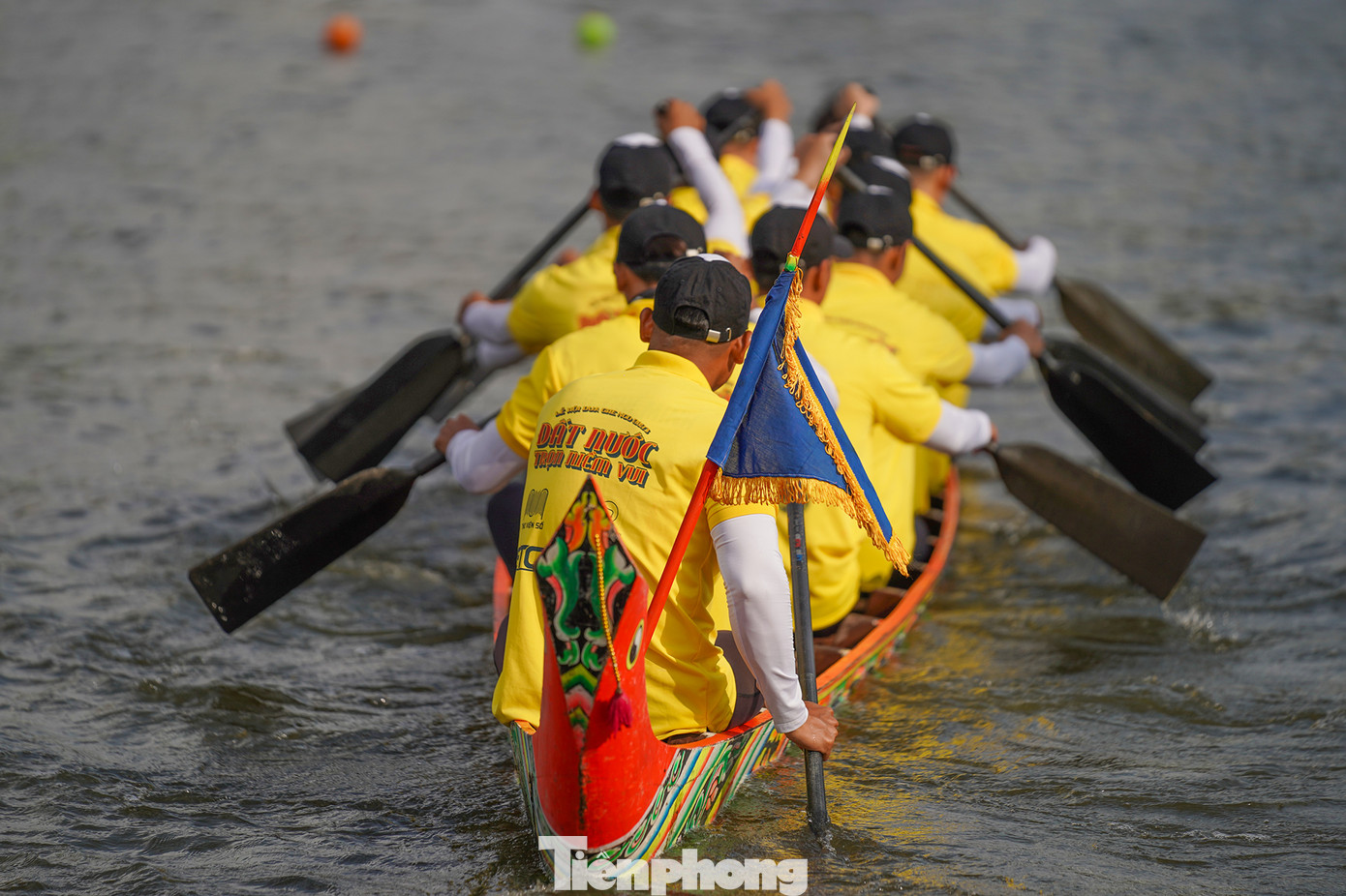 Đội gây bất ngờ lớn nhất chính là đội đua không chuyên của đơn vị Quận 3. Trong khúc cua thứ 2 của phần thi tứ kết, đội Quận 3 bứt phá lên, vượt đối thủ hơn một mũi thuyền nhưng lại sơ suất bị chìm ghe và đành bỏ cuộc...