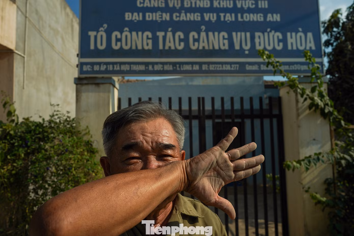 Phía trước nhà ông Trân là văn phòng tổ công tác Cảng vụ Đức Hoà thuộc Cảng vụ Đường thuỷ Nội địa khu vực 3 đóng kín cửa, ông Trân phải lấy tay che mũi khi ra trước cửa nhà.