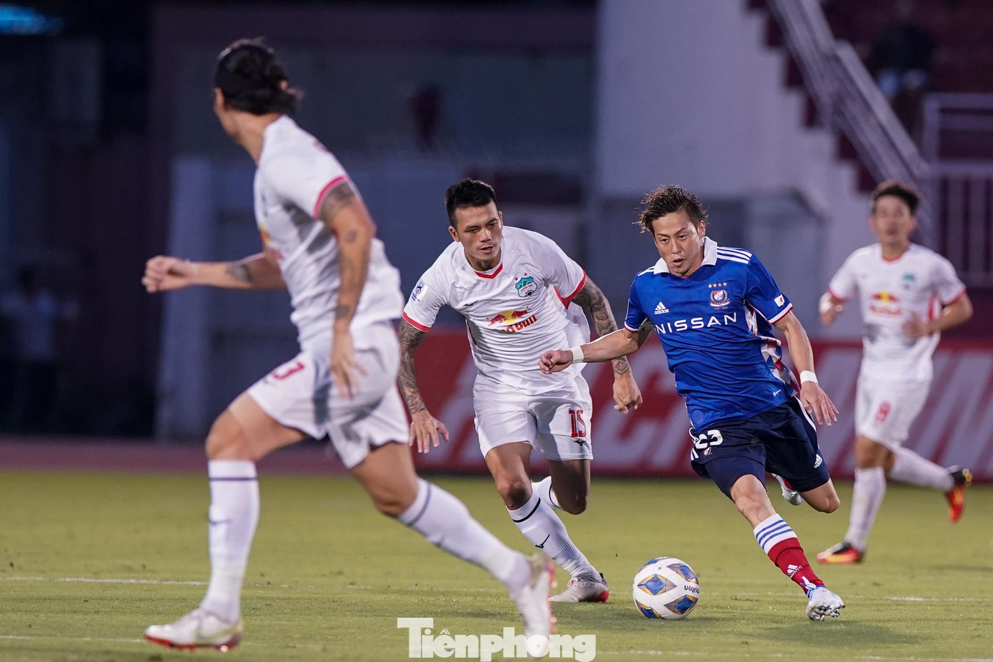 Khi các cầu thủ HAGL bắt đầu thấm mệt những phút cuối trận thì Yokohama đã có bàn ấn định tỉ số 2-0. Khi các cầu thủ HAGL bắt đầu thấm mệt những phút cuối trận thì Yokohama đã có bàn ấn định tỉ số 2-0.