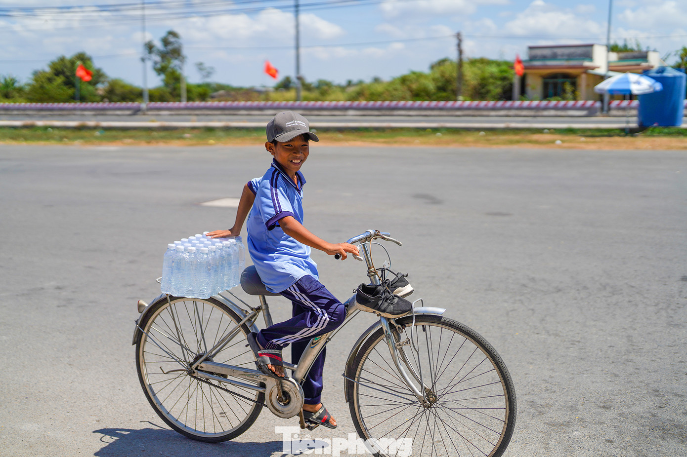 Niềm vui của người dân khi nhận được những chai nước tinh khiết.
