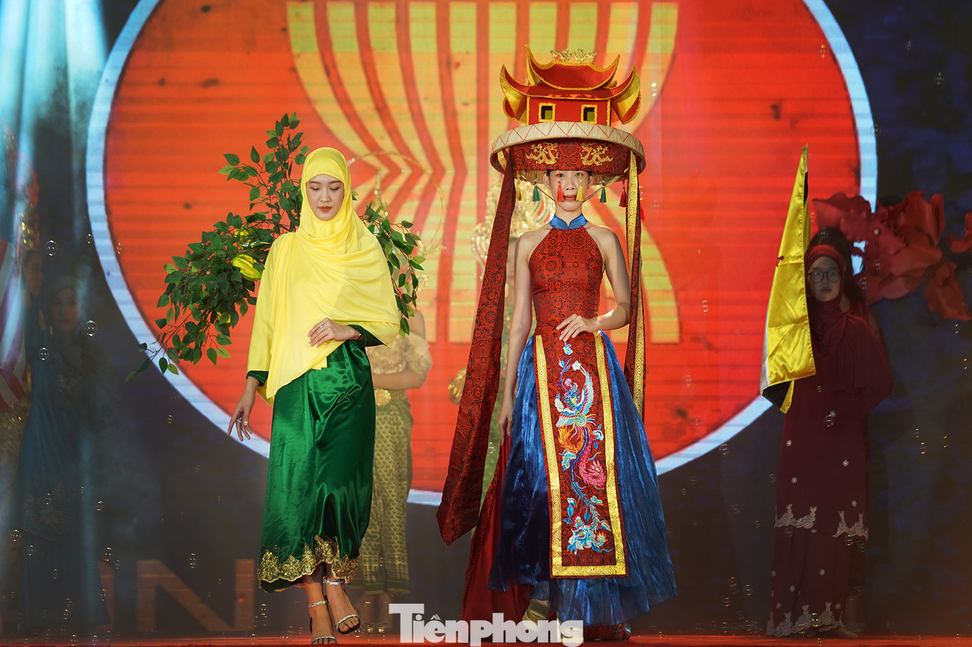 Trình diễn trang phục mang sắc màu truyền thống của Brunei và Việt Nam. Trình diễn trang phục mang sắc màu truyền thống của Brunei và Việt Nam.